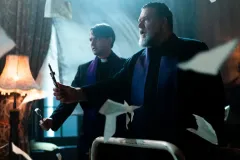 L'esorcista del papa, Russell Crowe e Daniel Zovatto in una scena del film