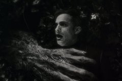 Licantropus, Gael García Bernal in un'agghiacciante sequenza del film