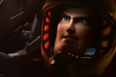 Lightyear - La vera storia di Buzz, un primo piano del protagonista Buzz