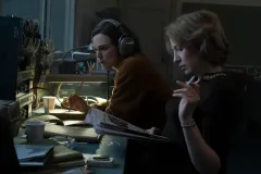Lo strangolatore di Boston, Carrie Coon e Keira Knightley in una scena del film