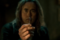 Locke & Key 3, Kevin Durand con una preziosa chiave in una scena della serie Netflix