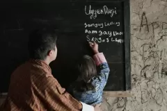 Lunana: Il vilaggio alla fine del mondo: Sherab Dorji e la piccola Pem Zam in una scena del film