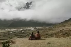 Lunana: Il vilaggio alla fine del mondo: Sherab Dorji e Kelden Lhamo Gurung in una scena del film