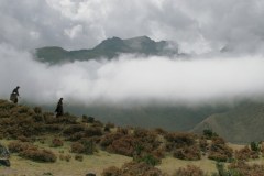 Lunana: Il vilaggio alla fine del mondo: Sherab Dorji e Kelden Lhamo Gurung discendono la montagna in una scena del film