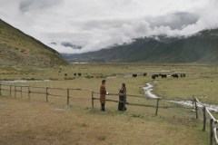 Lunana: Il vilaggio alla fine del mondo: Kelden Lhamo Gurung e Sherab Dorji in una scena del film