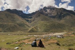 Lunana: Il vilaggio alla fine del mondo: Sherab Dorji e Kelden Lhamo Gurung in una suggestiva immagine del film di Pawo Choyning Dorji