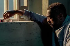 Luther - Verso l'inferno, un Idris Elba prigioniero in un momento del film