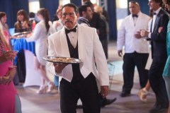Machete Kills, Danny Trejo in versione cameriere in una scena del film di Robert Rodriguez