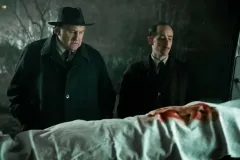 Maigret, Gérard Depardieu e Bertrand Poncet sul luogo del delitto nel film di Patrice Leconte