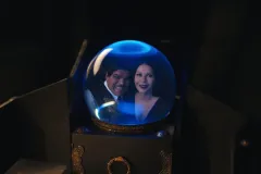 Mercoledì, Luis Guzmán e Catherine Zeta Jones in una scena della serie Netflix