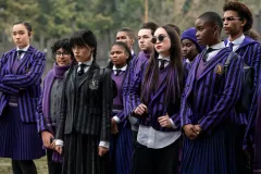 Mercoledì, Jenna Ortega e gli studenti della Nevermore in una scena della serie Netflix