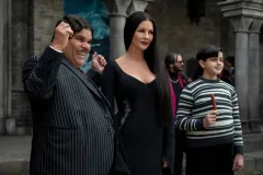 Mercoledì, Luis Guzmán, Catherine Zeta Jones e Isaac Ordonez in una scena della serie Netflix