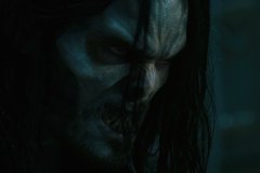 Morbius: un vampiresco Jared Leto in una scena del film