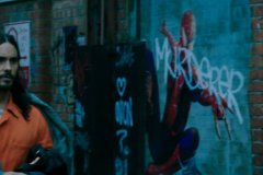 Morbius: Jared Leto davanti a un murales di Spider-Man in una scena del film