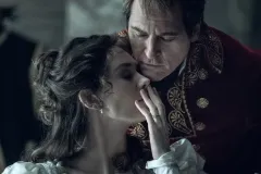 Napoleon, Joaquin Phoenix e Vanessa Kirby in una sequenza del film