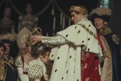 Napoleon, Joaquin Phoenix e Vanessa Kirby in una scena del film