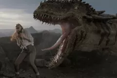 Nella bolla: Karen Gillan affronta un finto dinosauro in una scena del film