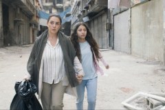 Nezouh - Il buco nel cielo, Hala Zein con Soudade Kaadan in una sequenza del film