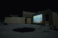 Nezouh - Il buco nel cielo, un cinema improvvisato in una sequenza del film