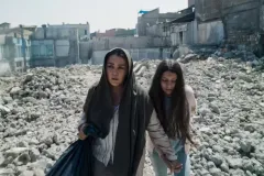 Nezouh - Il buco nel cielo, Hala Zein con Soudade Kaadan in una scena del film