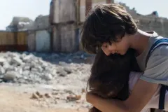 Nezouh - Il buco nel cielo, Nizar Alani e Hala Zein in un momento del film