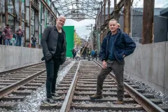 Non così vicino, Tom Hanks e il regista Marc Forster in una foto dal set del film