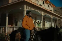 Nope, Daniel Kaluuya a cavallo in una scena del film di Jordan Peele