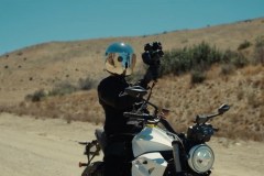 Nope, un motociclista temerario in una scena del film di Jordan Peele