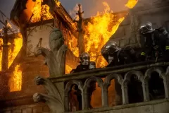 Notre-Dame in fiamme, un'immagine del film di Jean-Jacques Annaud