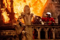 Notre-Dame in fiamme, i pompieri in lotta col fuoco nel film di Jean-Jacques Annaud
