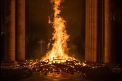 Notre-Dame in fiamme, la cattedrale brucia nel film di Jean-Jacques Annaud