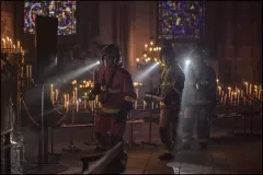 Notre-Dame in fiamme, una squadra di recupero in azione nel film di Jean-Jacques Annaud
