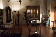 Oculus - Il riflesso del male: Brendon Thwaites e Karen Gillan si preparano a un esperimento in una scena del film