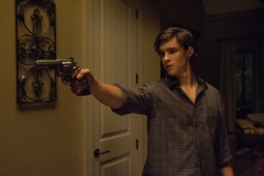 Oculus - Il riflesso del male: Brendon Thwaites punta la pistola in una drammatica scena del film