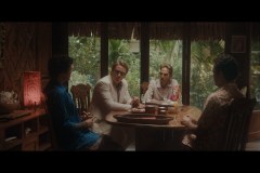 Pacification, Benoît Magimel in una sequenza di gruppo del film di Albert Serra