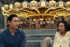 Past Lives, Greta Lee e Teo Yoo in una scena del film