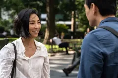 Past Lives, Greta Lee e Teo Yoo in una sequenza del film