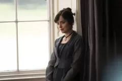 Persuasione, Dakota Johnson in un frame del film Netflix