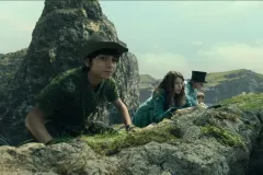 Peter Pan & Wendy, Alexander Molony ed Ever Anderson in una sequenza del film