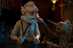 Pinocchio di Guillermo del Toro, Pinocchio e Geppetto in un momento del film
