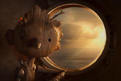 Pinocchio di Guillermo del Toro, il protagonista Pinocchio in una scena del film