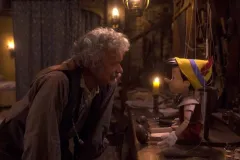 Pinocchio, Tom Hanks col burattino in un frame del film di Robert Zemeckis