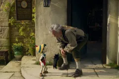 Pinocchio, Tom Hanks e il piccolo burattino in una scena del film di Robert Zemeckis