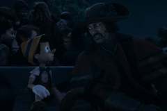 Pinocchio, il burattino e Luke Evans in una scena del film di Robert Zemeckis