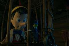 Pinocchio, il protagonista col Grillo Parlante in una scena del film di Robert Zemeckis