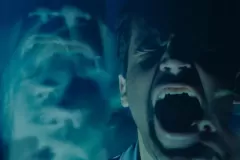 Possessor, Christopher Abbott in una inquietante scena del film di Brandon Cronenberg