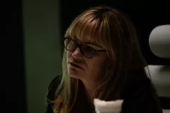 Possessor, Jennifer Jason Leigh in una scena del film di Brandon Cronenberg