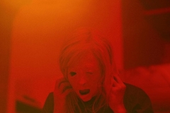 Possessor, Andrea Riseborough in una inquietante scena del film di Brandon Cronenberg