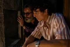 Prigione 77, Miguel Herrán e Javier Gutiérrez in un'immagine del film