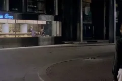 Profondo Rosso, David Hemmings davanti al Blue Bar nel film di Dario Argento
